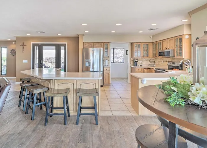 Holiday home 5 Mi To London Bridge: Stunning Escape W/ Hot Tub Lake Havasu City