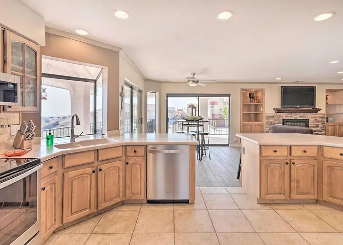 Holiday home 5 Mi To London Bridge: Stunning Escape W/ Hot Tub Lake Havasu City