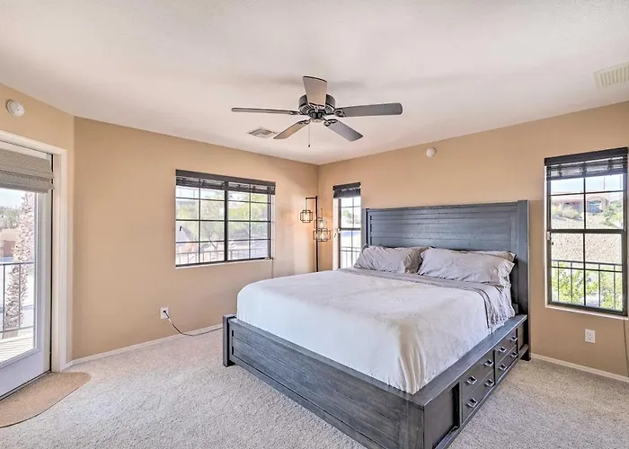 Holiday home 5 Mi To London Bridge: Stunning Escape W/ Hot Tub Lake Havasu City