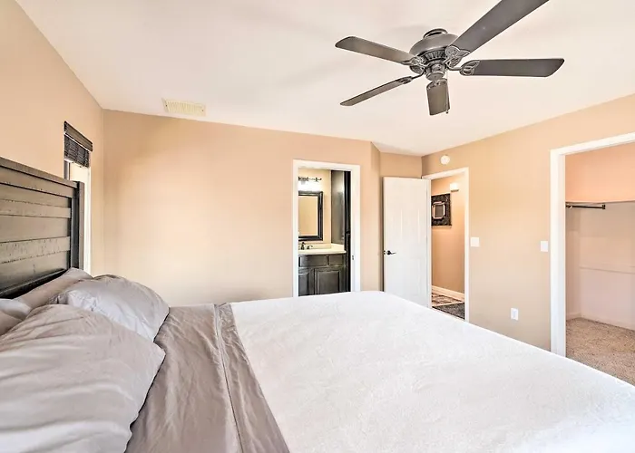 Holiday home 5 Mi To London Bridge: Stunning Escape W/ Hot Tub Lake Havasu City