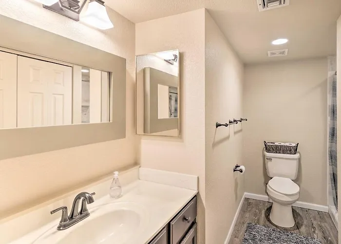 5 Mi To London Bridge: Stunning Escape W/ Hot Tub Holiday home Lake Havasu City