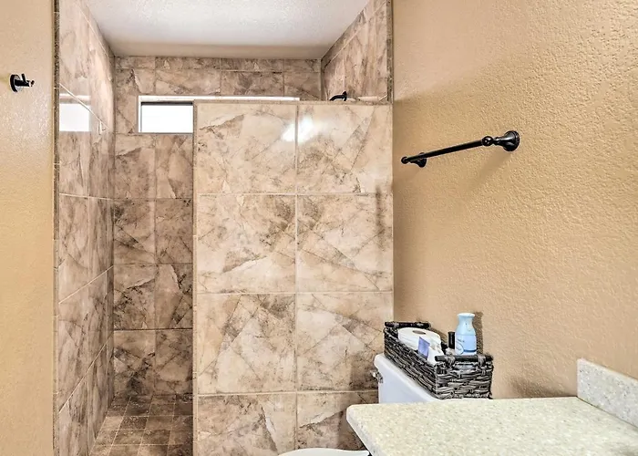 5 Mi To London Bridge: Stunning Escape W/ Hot Tub Lake Havasu City