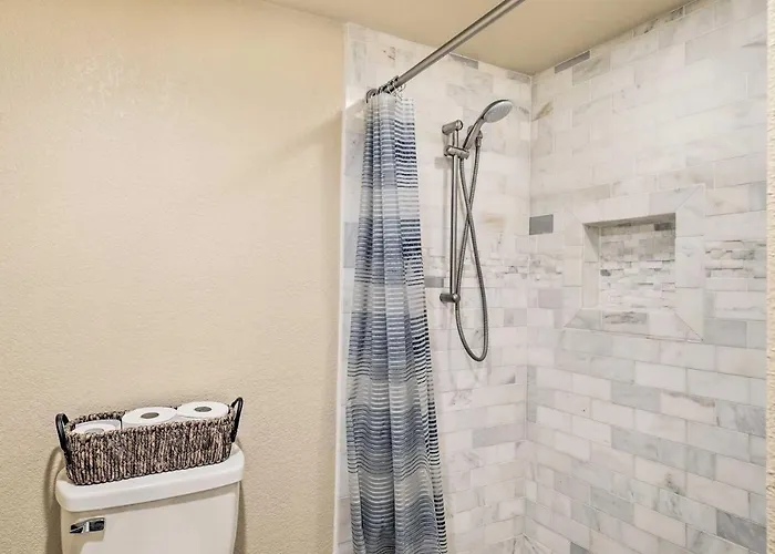 5 Mi To London Bridge: Stunning Escape W/ Hot Tub * Lake Havasu City